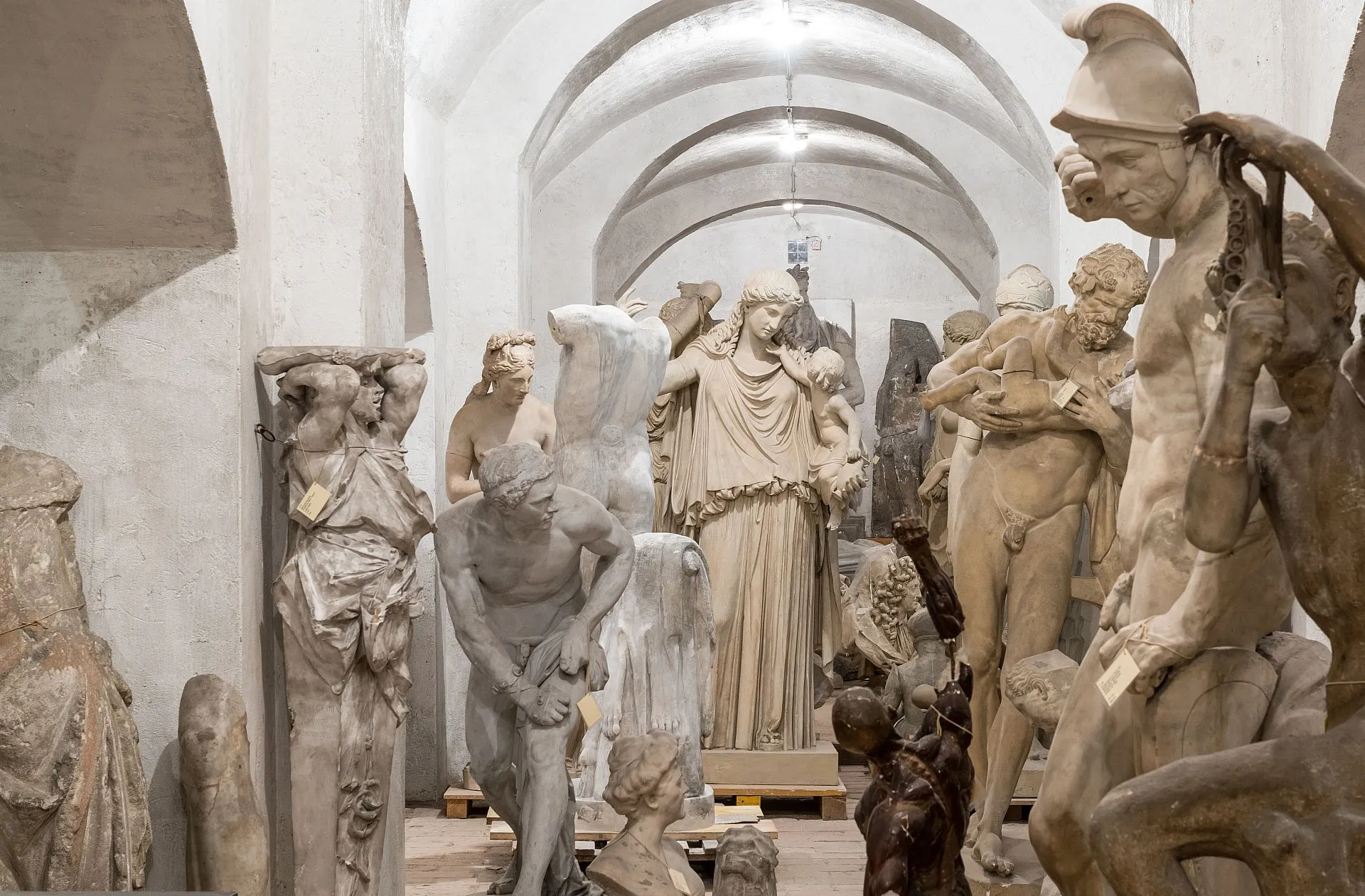 Klasycystyczne rzeźby w galerii z łukowatymi sufitami