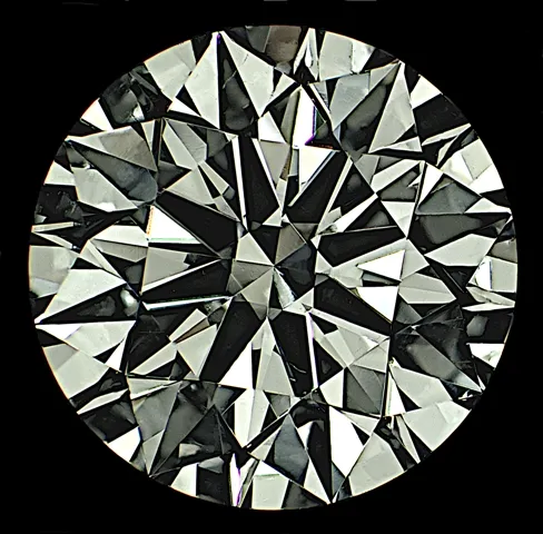 Vista cenital en primer plano de un diamante de talla brillante que muestra su intrincado patrón geométrico de facetas sobre un fondo negro