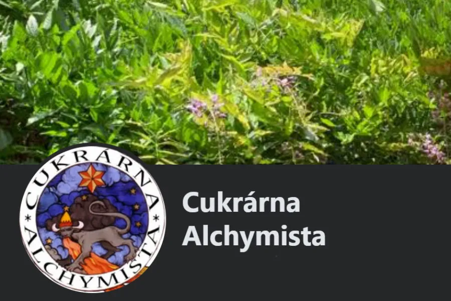 Okrągłe logo z tekstem Cukrárna Alchymista i wizerunkiem lwa, gwiazdy i postaci, obok tekstu Cukrárna Alchymista na ciemnym tle