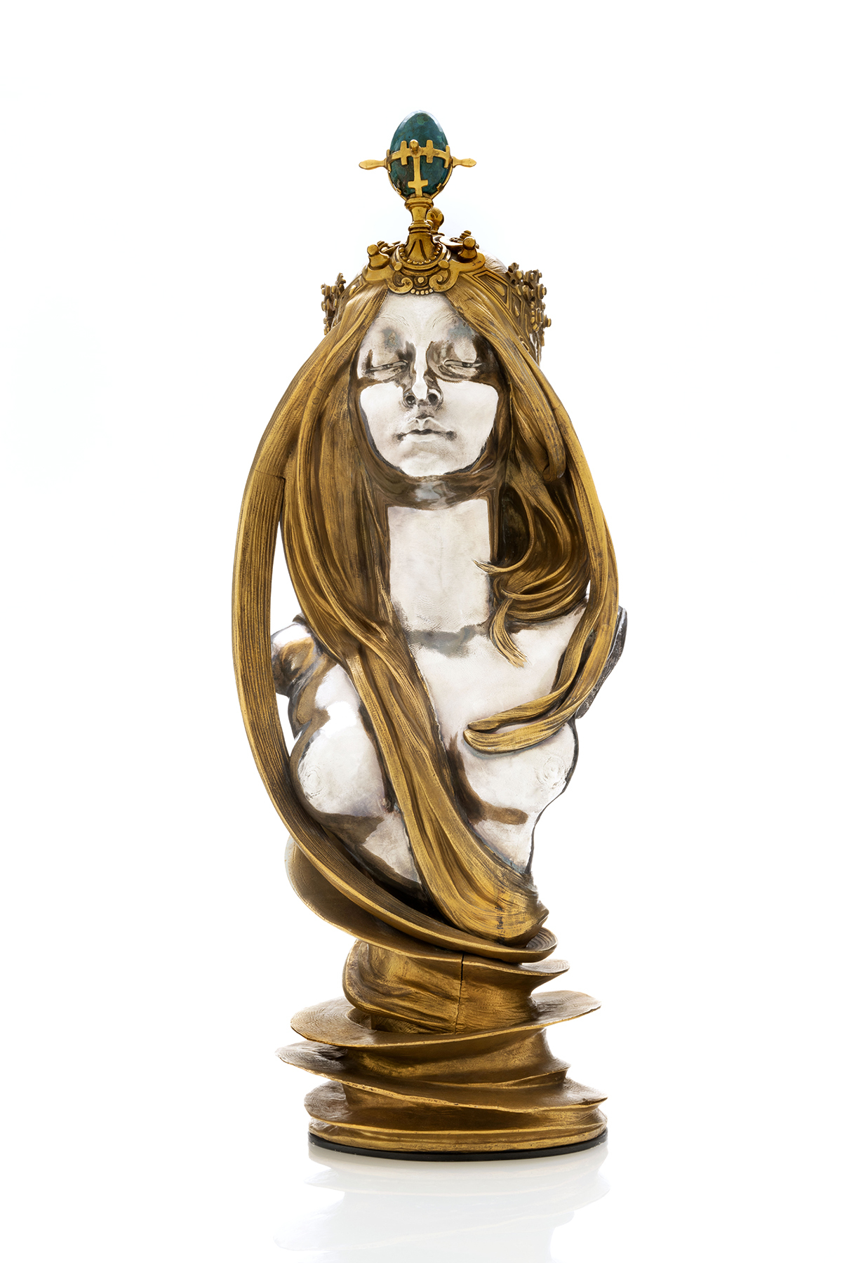 Art Nouveau bust-sculptuur met lang goud haar, zilveren gezicht en een sierlijke kroon met groene edelsteen, tentoongesteld tegen een witte achtergrond