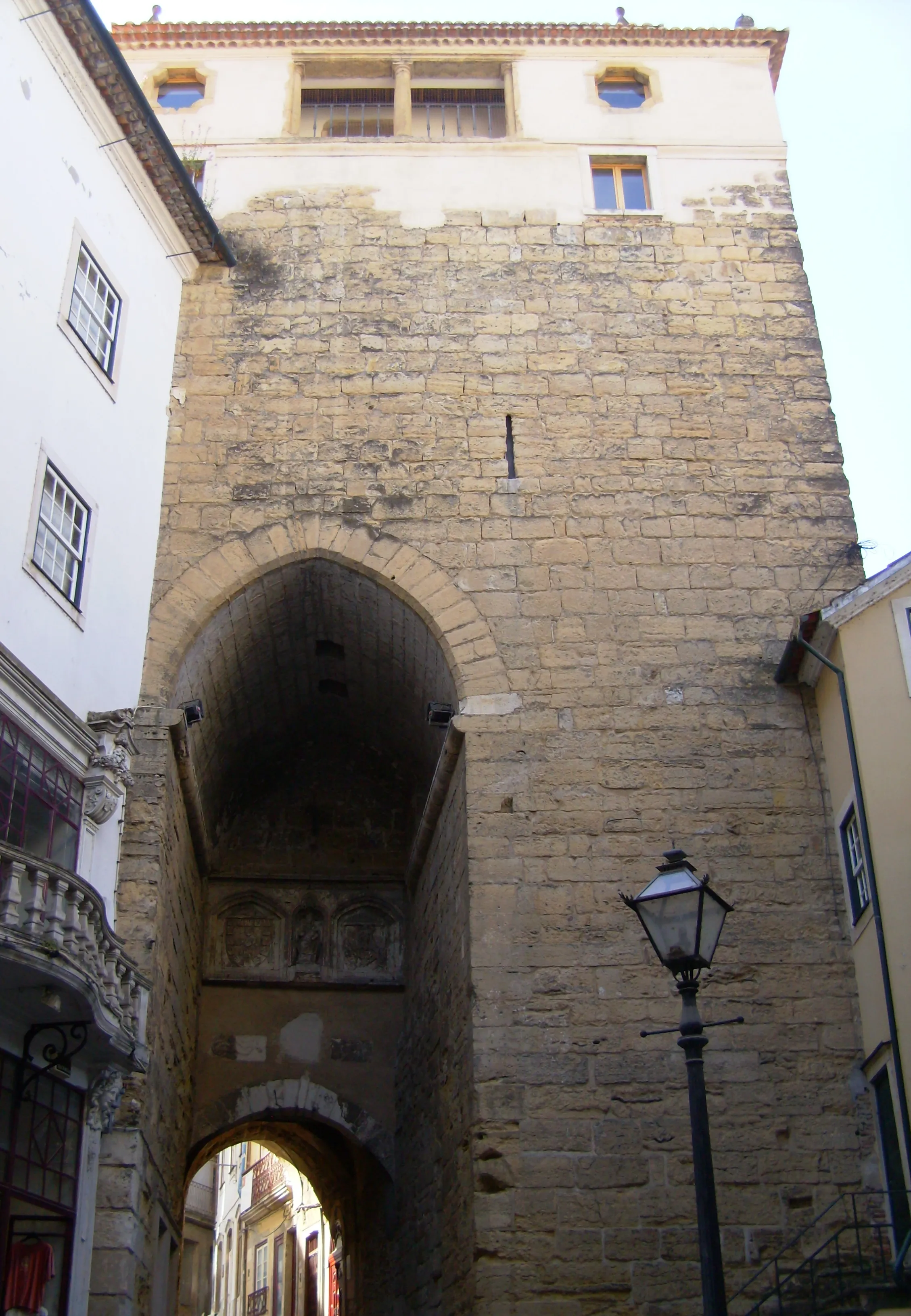 Vista representativa de la Torre de Almedina en Coímbra.