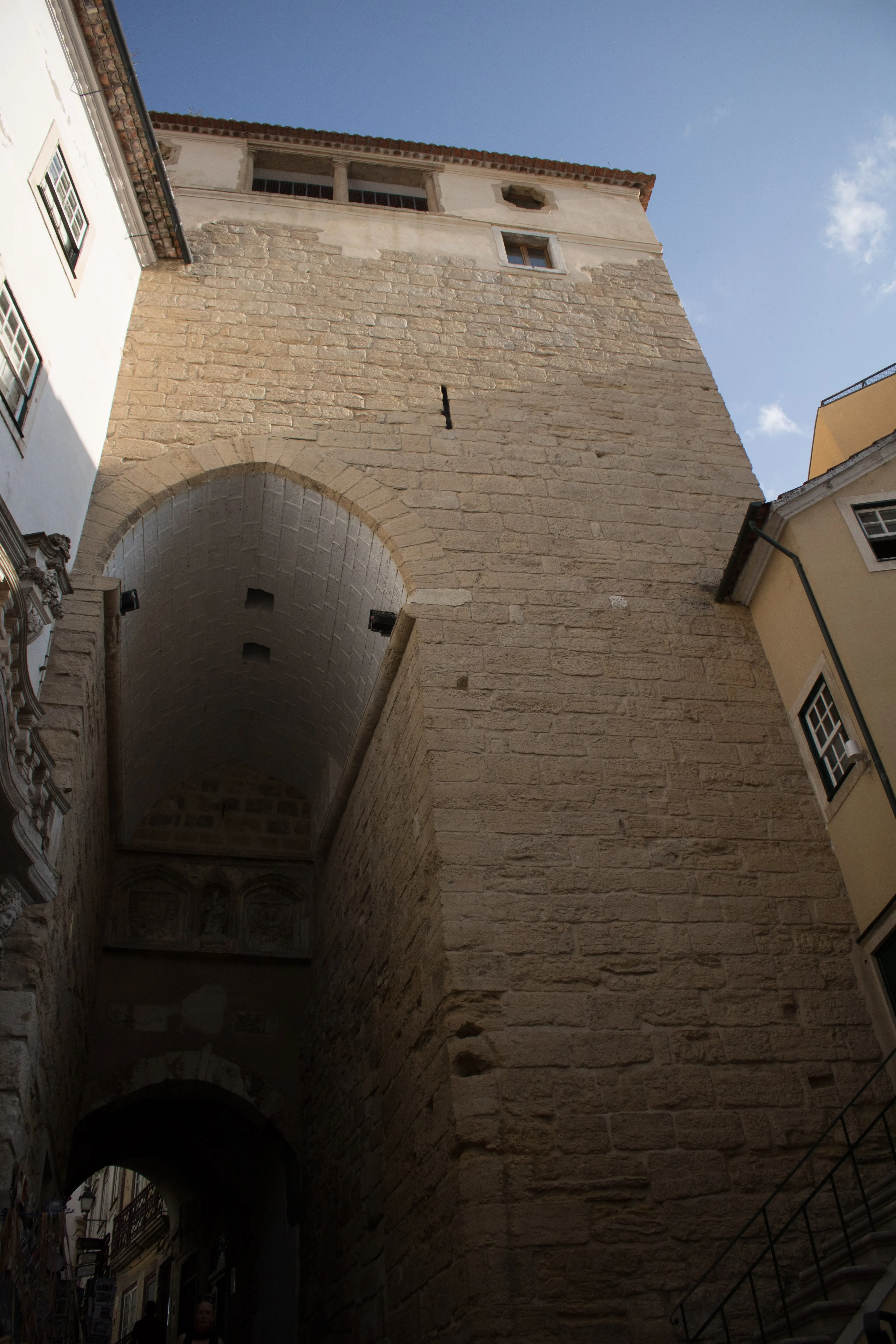 Vista exterior de la Torre de Almedina en Coímbra.