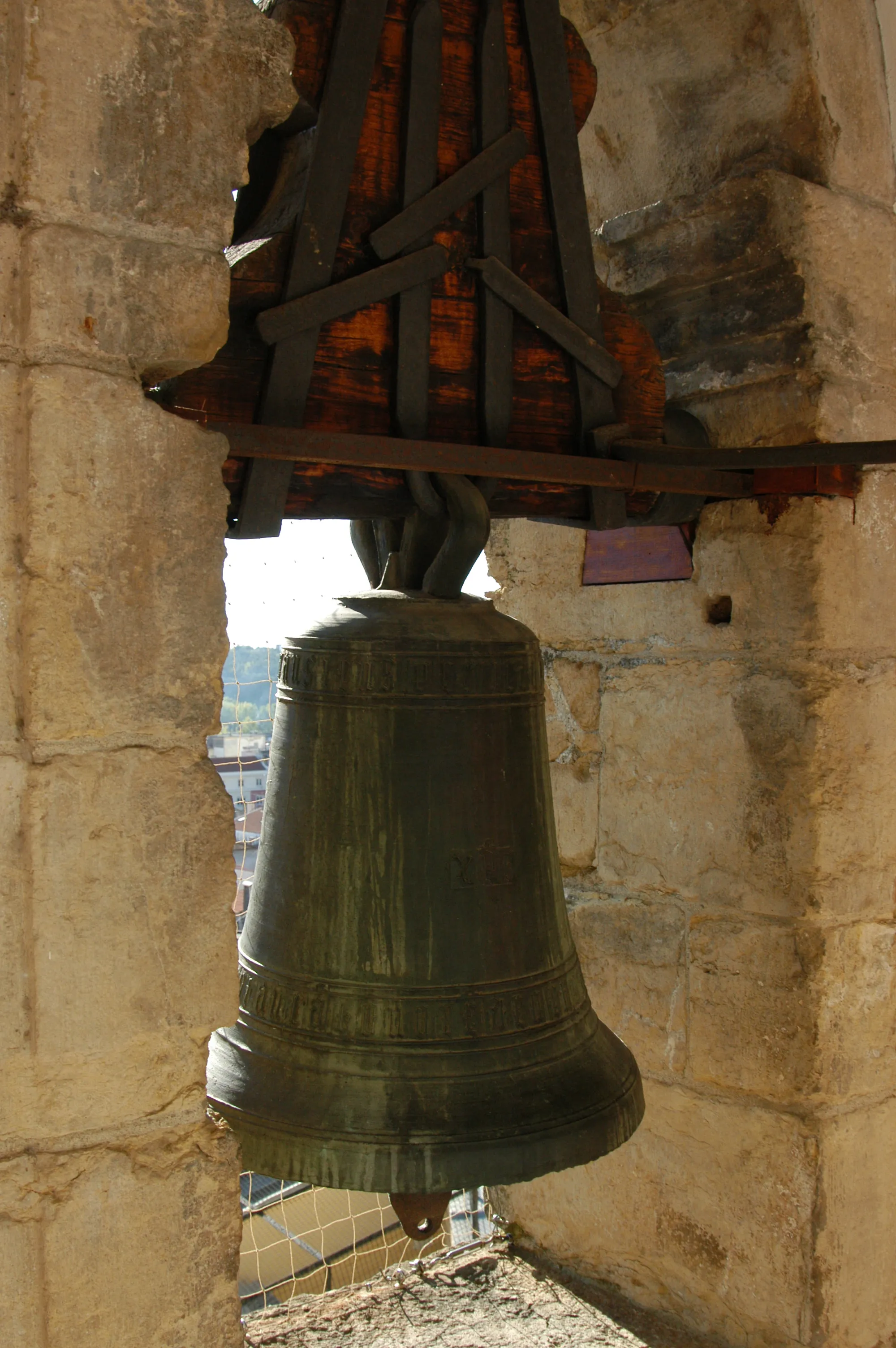 Vista representativa de la Torre de Almedina en Coímbra.