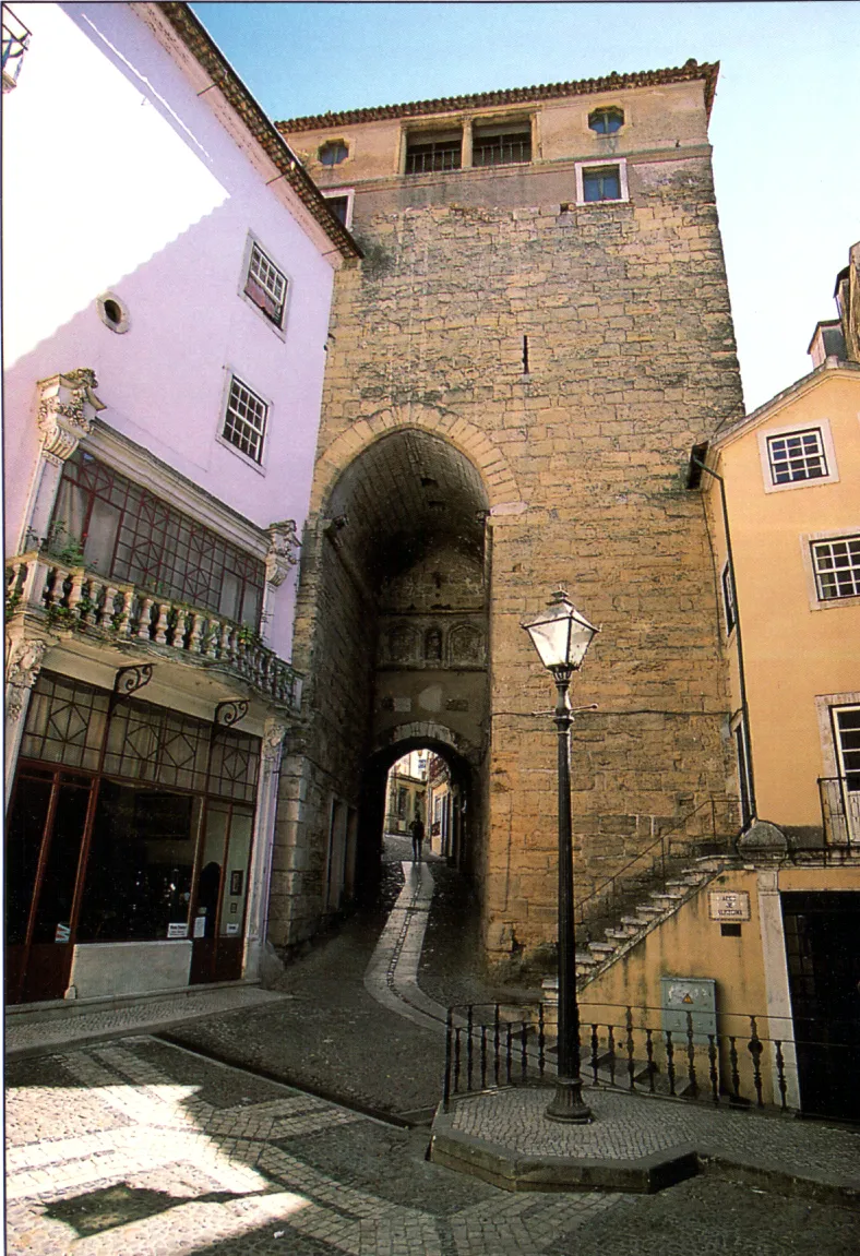 Vista representativa de la Torre de Almedina en Coimbra.