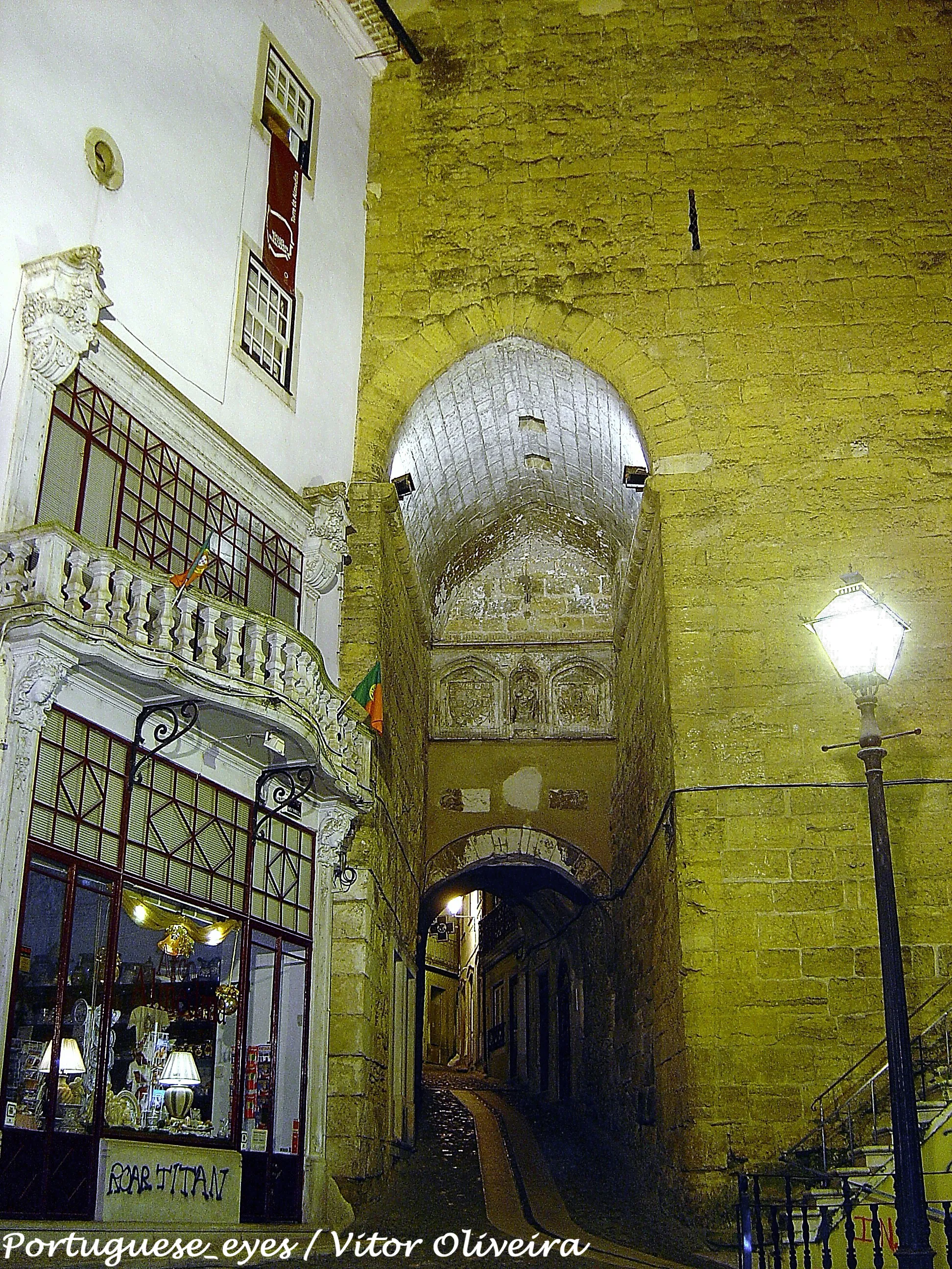 Vista representativa de la Torre de Almedina en Coímbra.