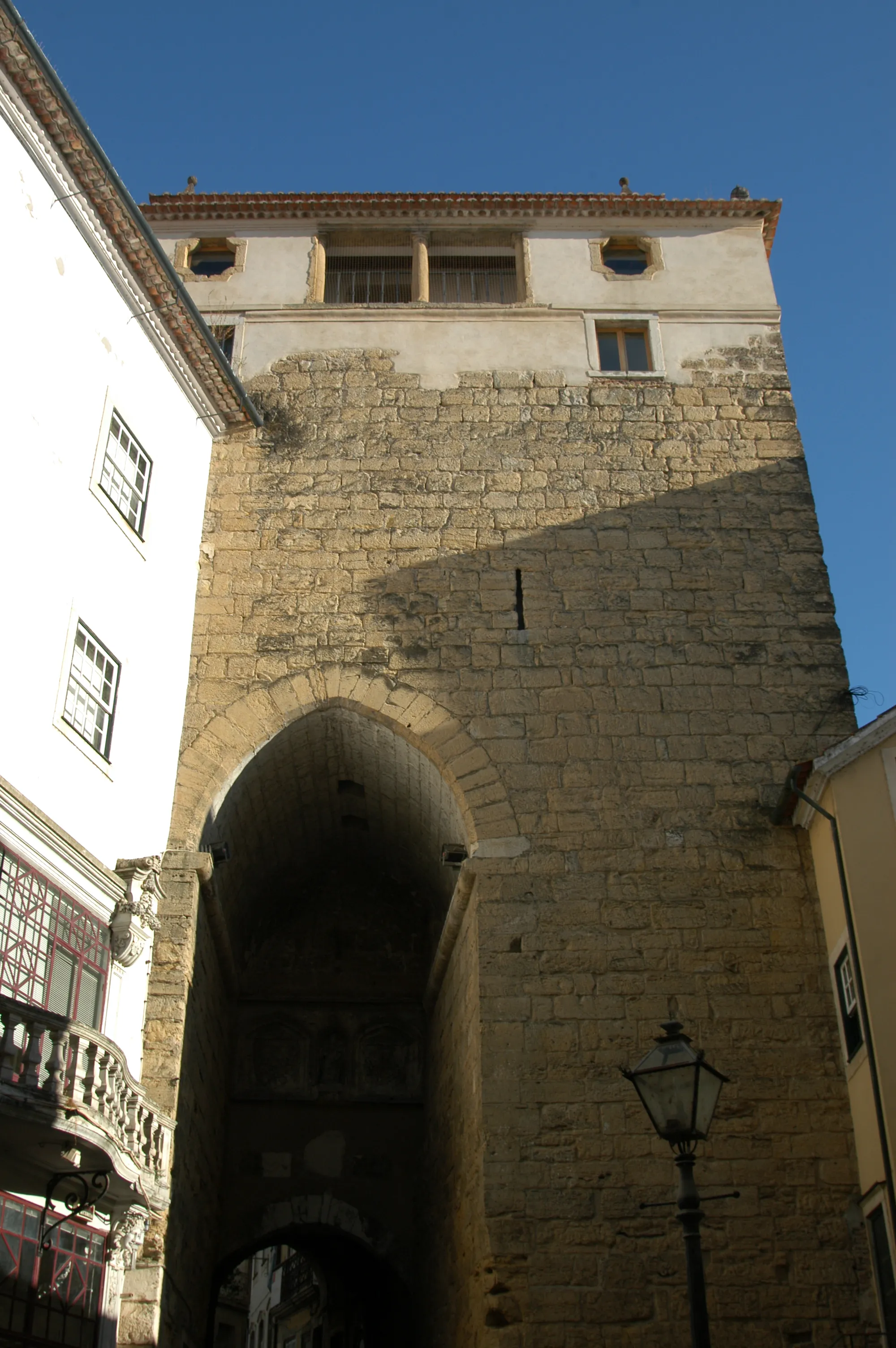 Vista representativa de la Torre de Almedina en Coimbra.