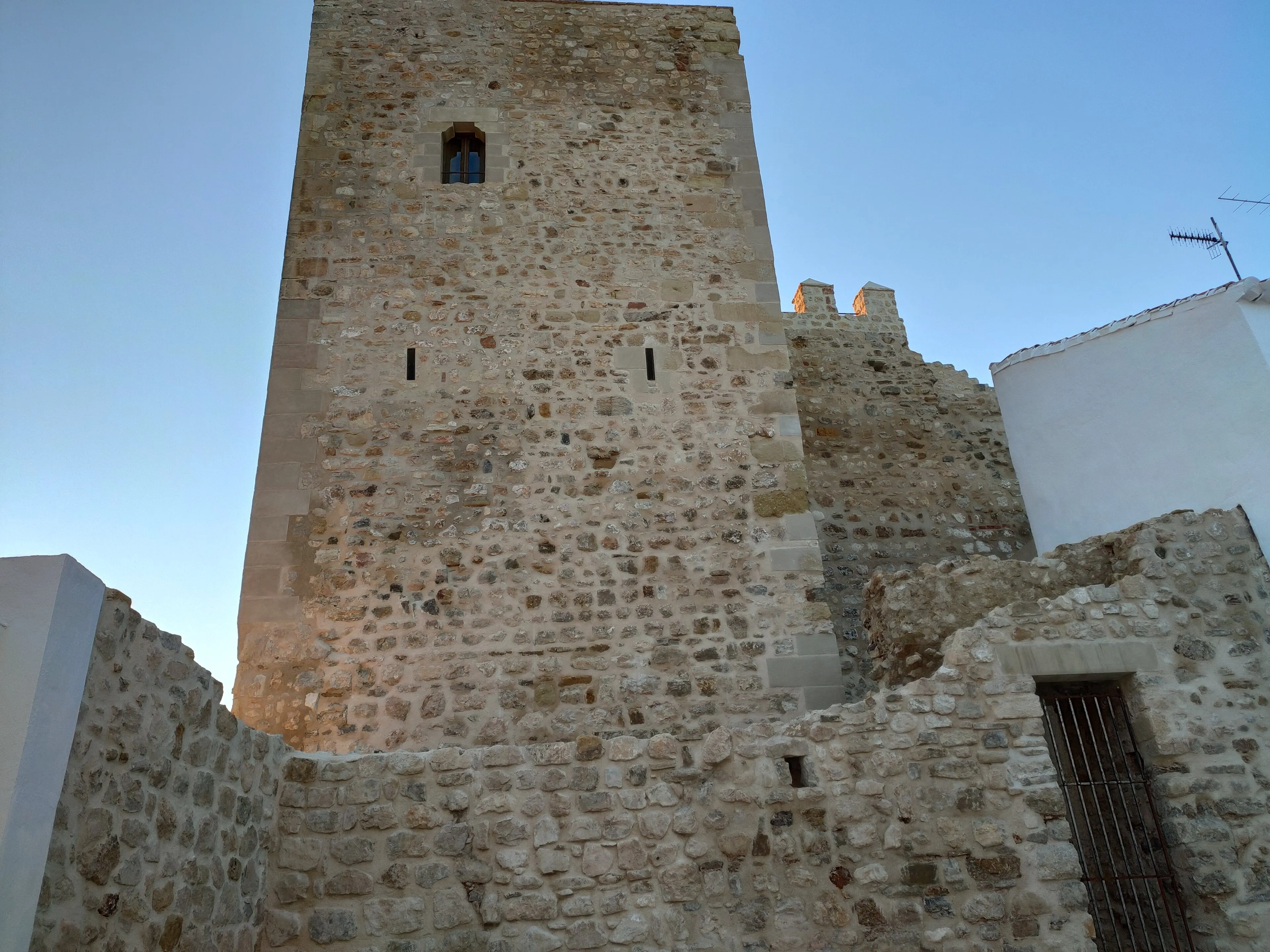 Vista exterior de la Torre de Almedina en Coímbra.