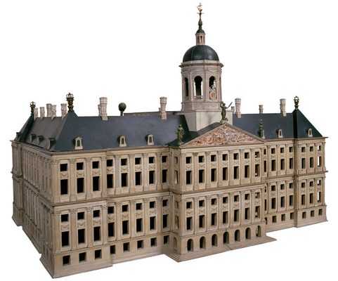 Model architektoniczny zabytkowego budynku z centralną kopułą, symetryczną fasadą, wieloma kominami i licznymi oknami na beżowej kamiennej konstrukcji.