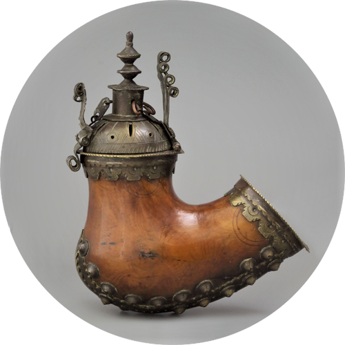 Ornate pipa de fumar antigua con cazo de madera tallada y intrincada metalurgia, que presenta bandas decorativas y una pieza superior ornamental