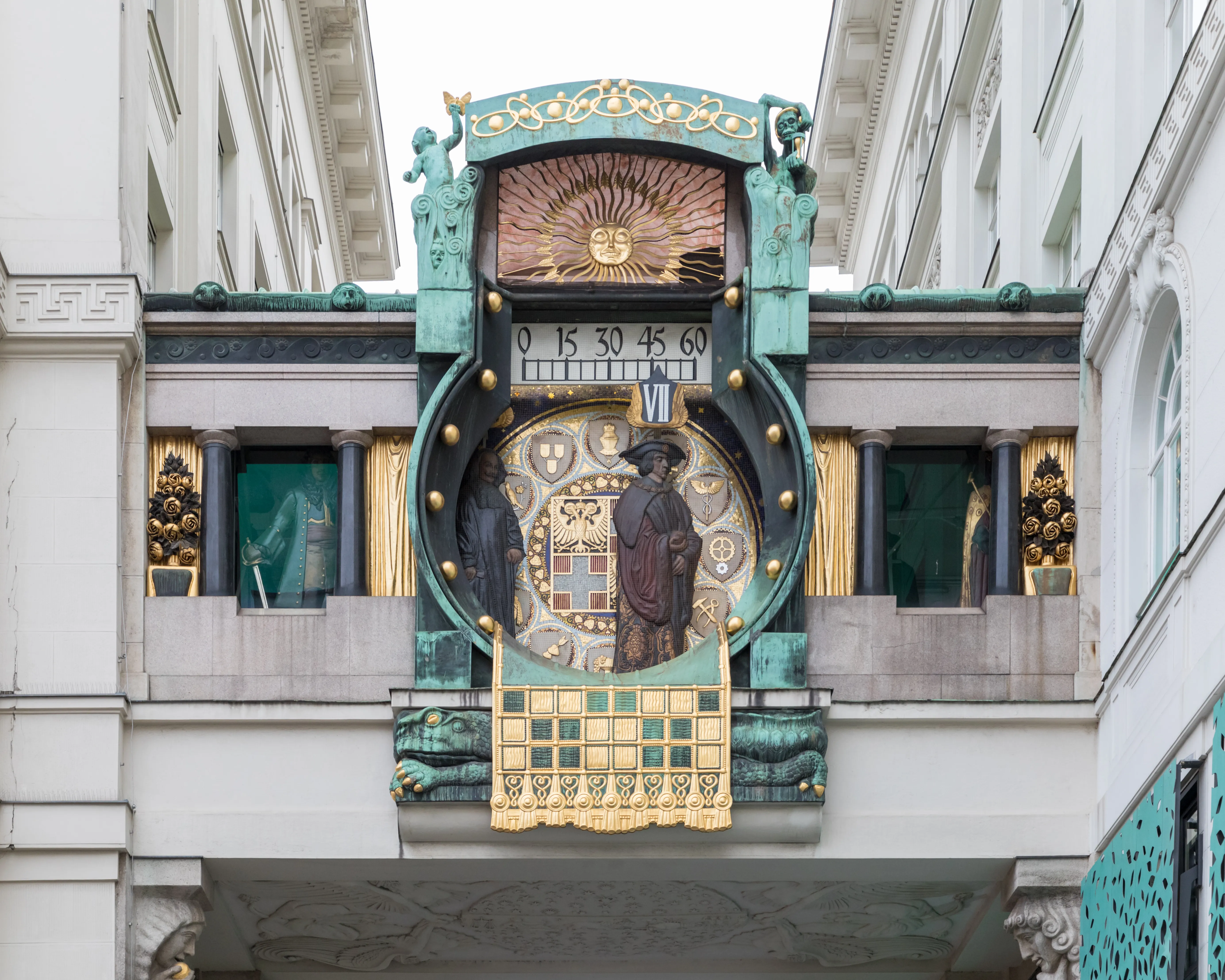 Art Nouveau klok met groene patina en gouden details, gemonteerd op een gevel