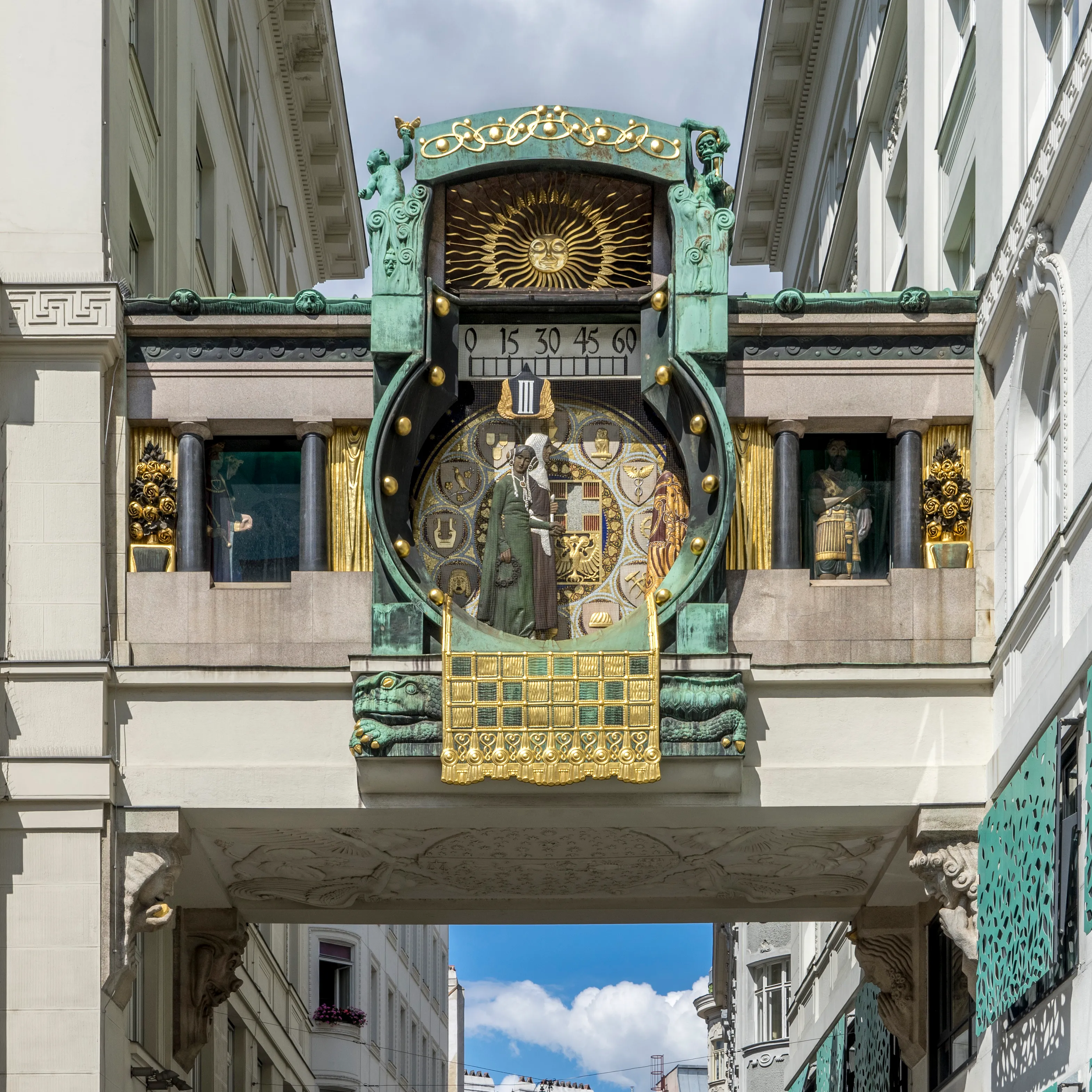 De Ankerklok-brug aan de Hoher Markt in Wenen, met een rijk versierde art-nouveau-wijzerplaat met koperpatina en gouddecoraties, historische figuren en een zonmotief, gespannen tussen twee gebouwen.