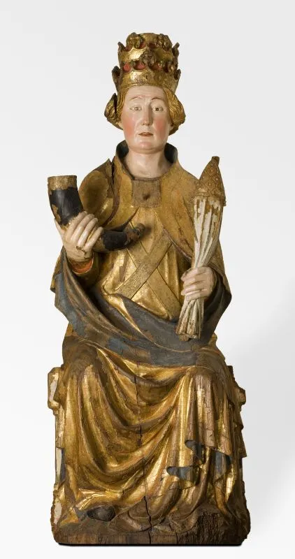 Escultura de madera dorada de una figura sentada y coronada con vestiduras ornamentadas, que sostiene un cuerno y un haz de flechas, con detalles en pan de oro y pintura policromada.