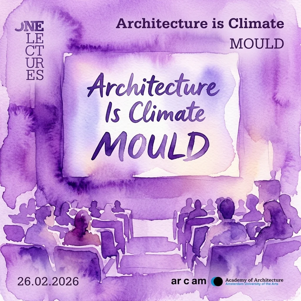 Ilustracja akwarelowa auli wykładowej z sylwetkami publiczności, z ekranem prezentacyjnym wyświetlającym tekst 'Architecture Is Climate MOULD' w kolorze fioletowym, z detalami wydarzenia dla Arcam i Amsterdam Academy of Architecture.