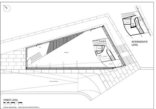 Czarno-biały plan architektoniczny ARCAM przedstawiający układy poziomu ulicy i poziomu pośredniego z oznakowanymi sekcjami i schodami