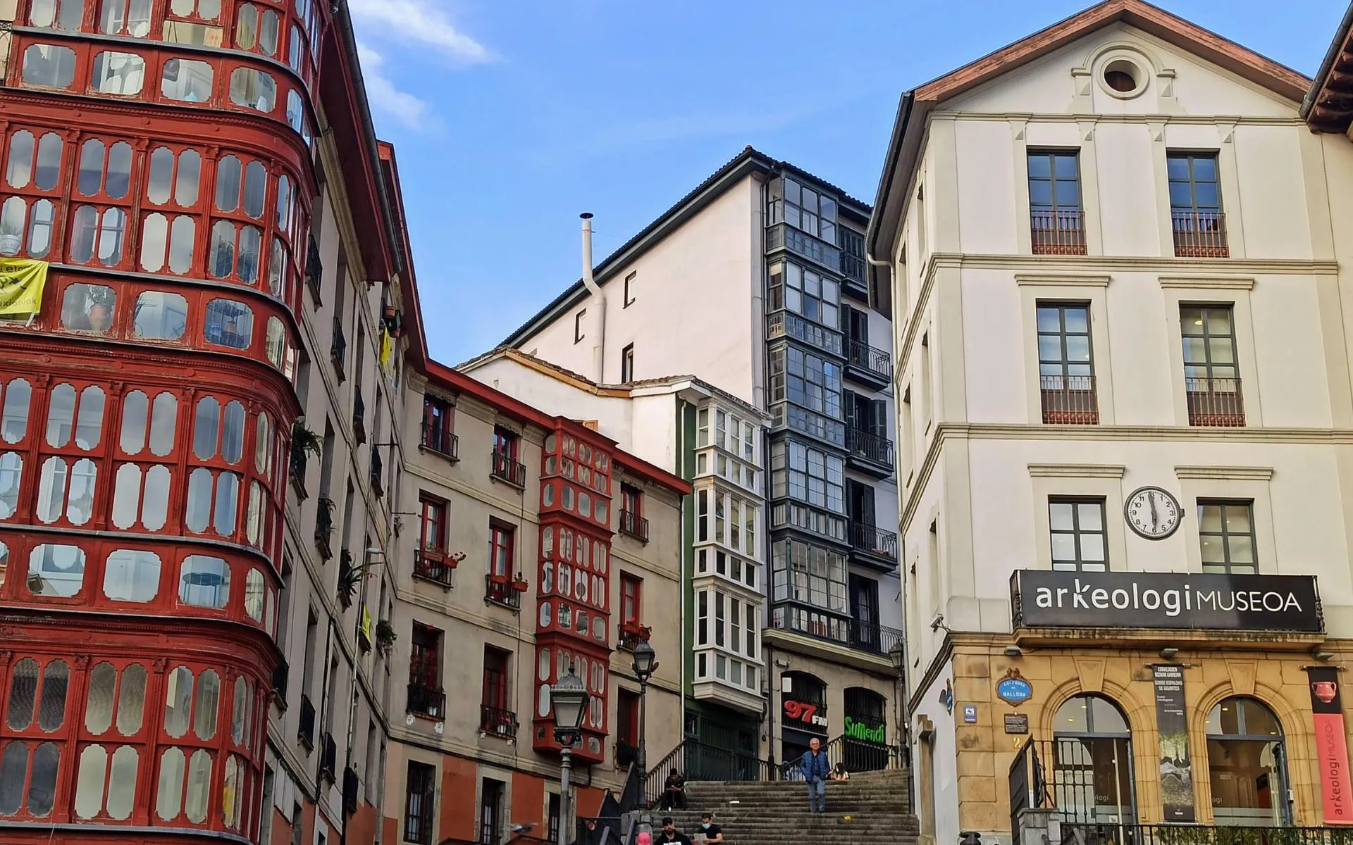 Vista exterior del edificio del Arkeologi Museoa con su letrero visible en la fachada, rodeado por otros edificios históricos en Bilbao.