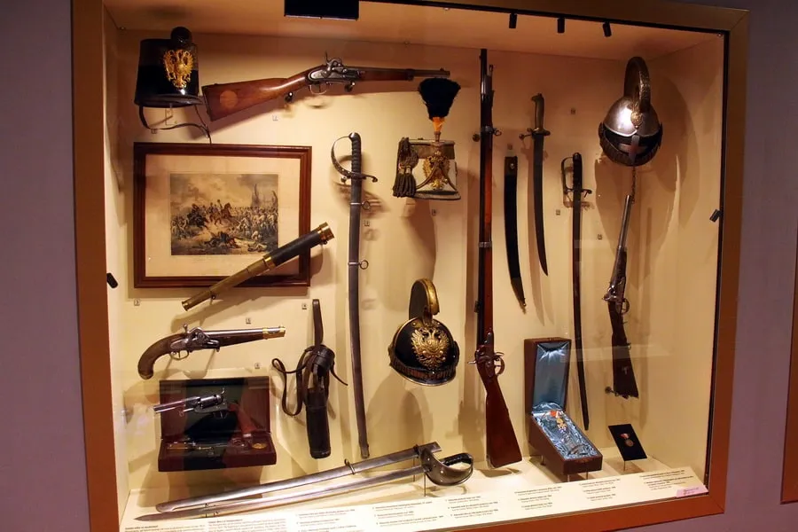 vitrine met historische wapens en militaire artefacten