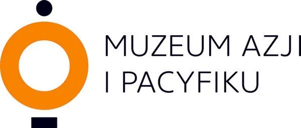 Logo circular naranja con punto negro y elementos cuadrados y el texto MUZEUM AZJI I PACYFIKU