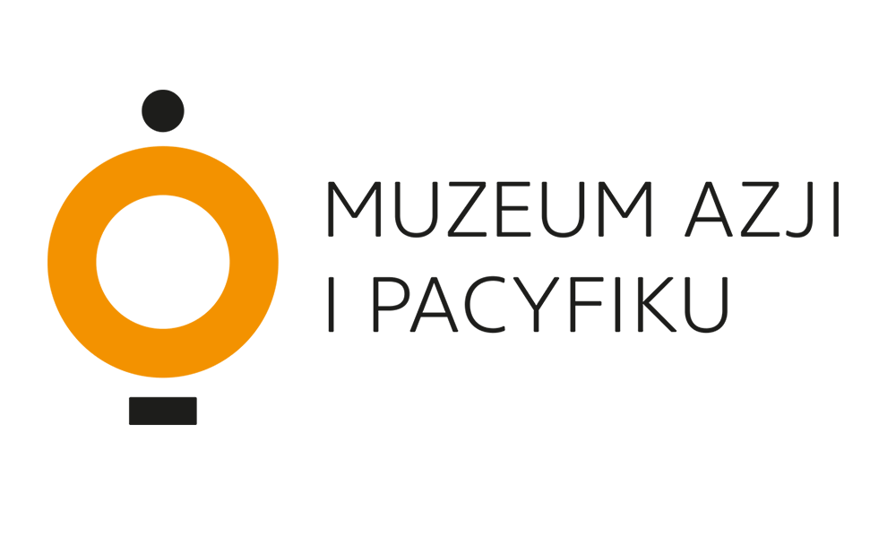 logotipo circular naranja con el texto MUZEUM AZJI I PACYFIKU sobre un fondo negro