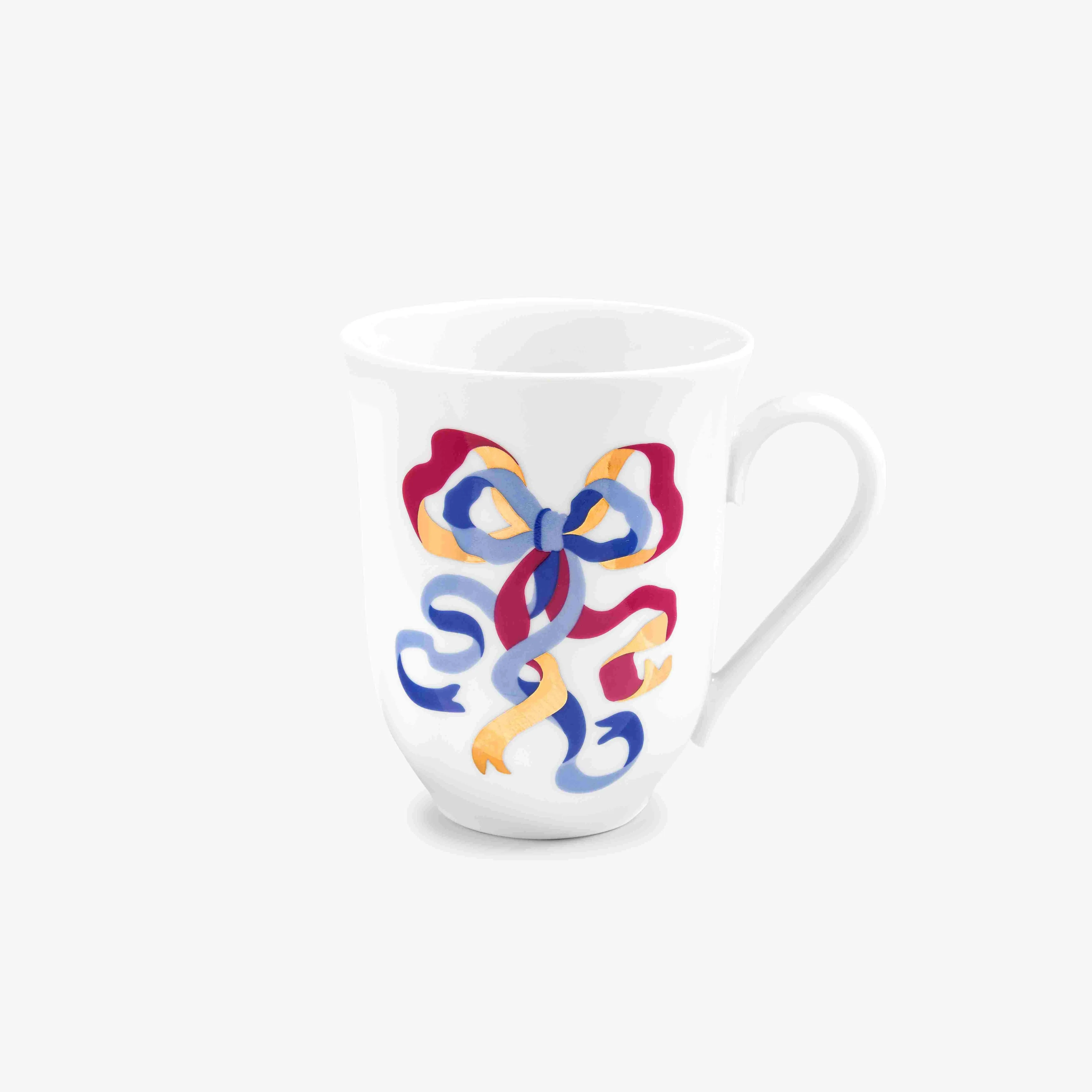 taza de porcelana blanca con diseño de cinta colorida