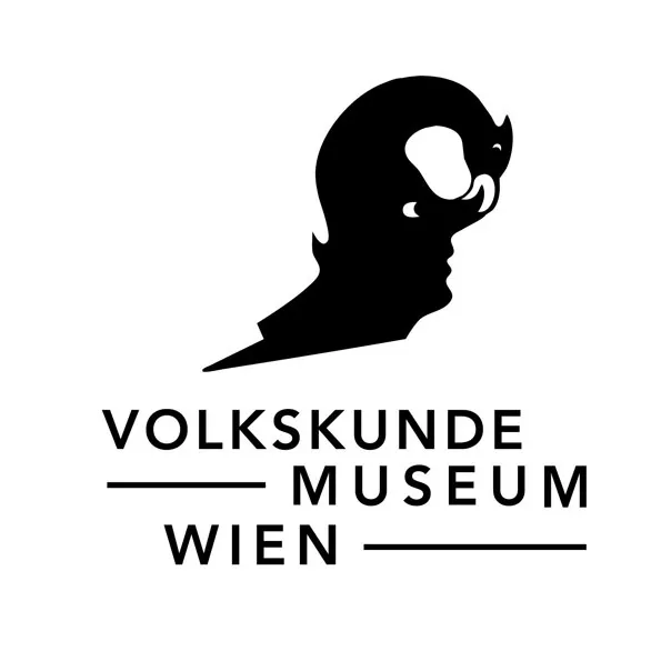 Czarna sylwetka profilu z nakryciem głowy przypominającym ptaka nad tekstem VOLKSKUNDE MUSEUM WIEN