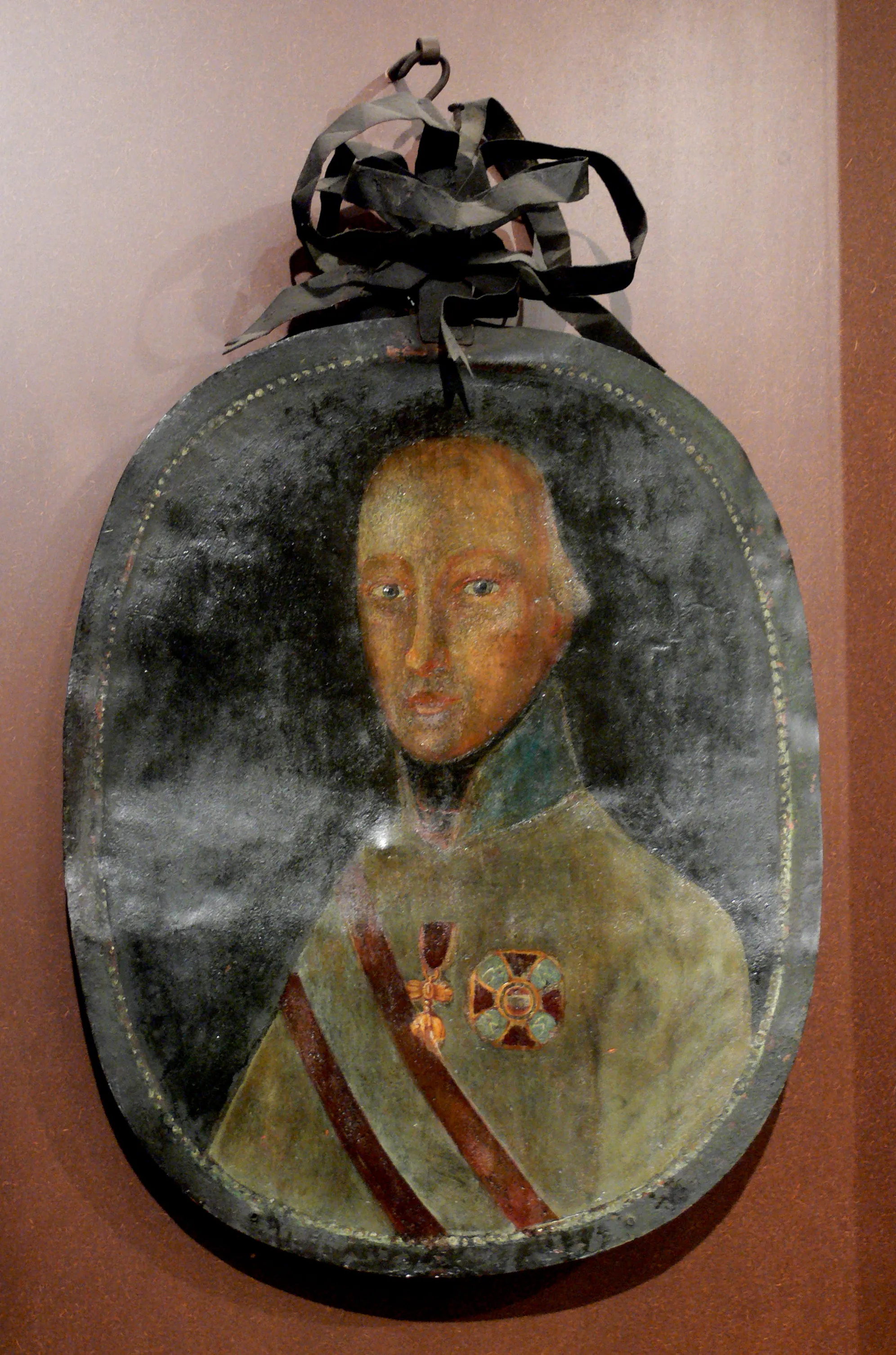retrato oval pintado de un hombre con ropa tradicional con una cinta y medalla