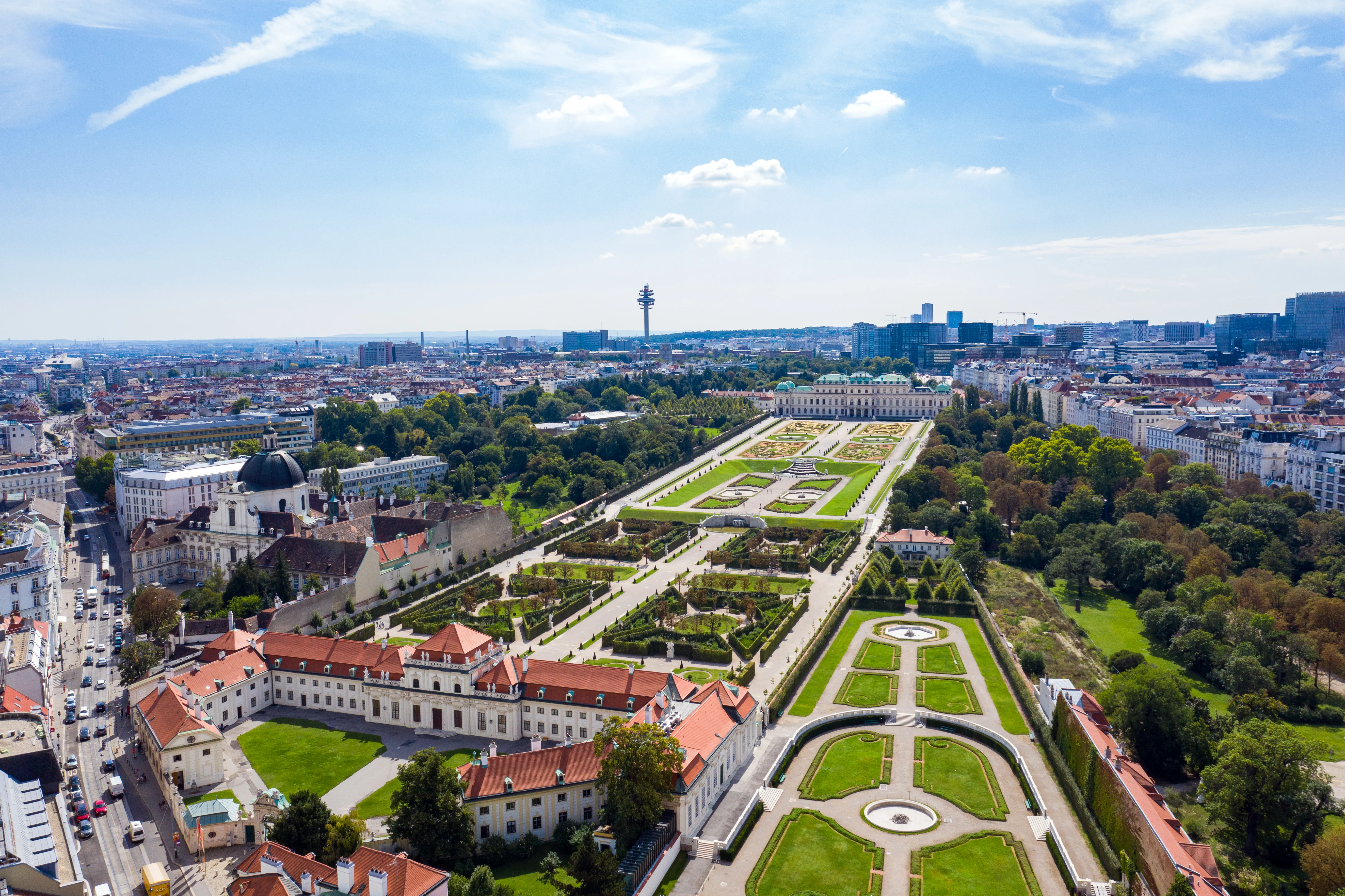 Widok z lotu ptaka na pałac Belvedere i formalne ogrody z budynkami z czerwonymi dachami i zielonymi trawnikami