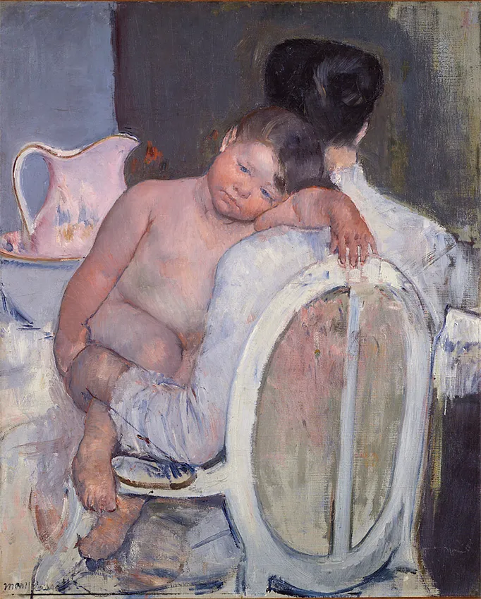 Schilderij van Mary Cassatt waarop een vrouw in een witte jurk een slaperig kind op schoot houdt, met op de achtergrond een roze kan en een ovale waskom.