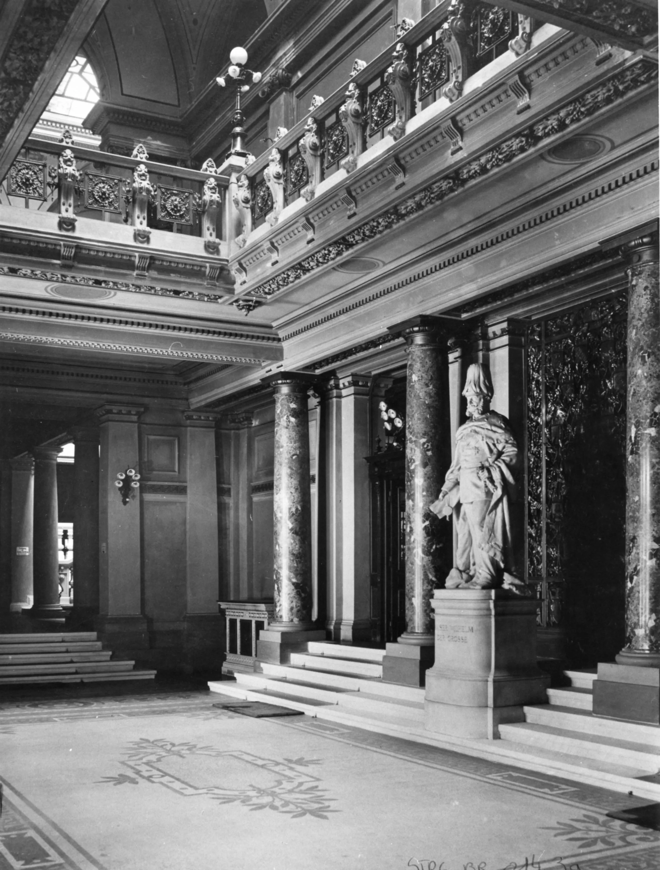 Vista interior de la Biblioteca Nacional y Universitaria de Estrasburgo en Estrasburgo.