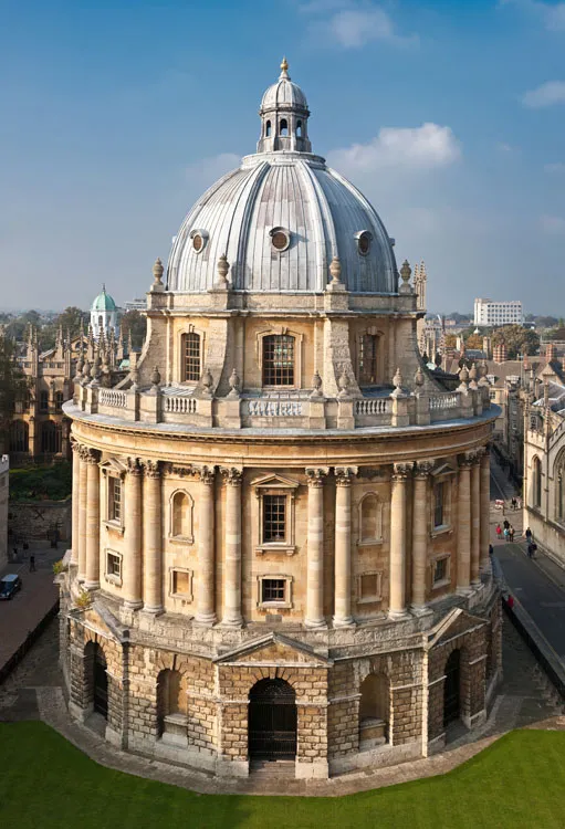 Vista aérea de la Radcliffe Camera, un edificio de piedra neoclásico de planta circular con una gran cúpula y columnas corintias, que forma parte de la Bodleian Library en Oxford