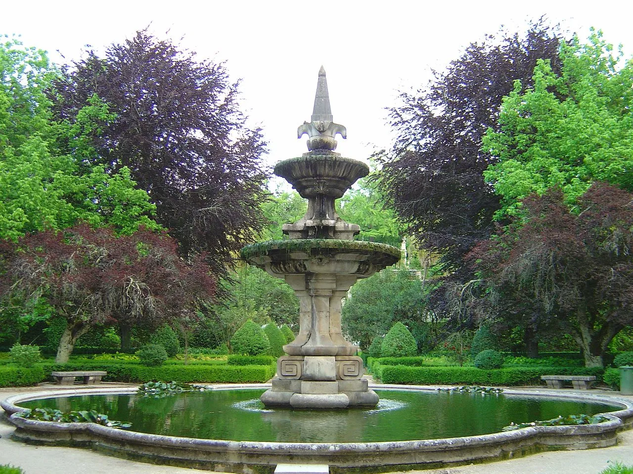 Widok z zewnątrz na Ogród Botaniczny Uniwersytetu w Coimbrze w Coimbrze.