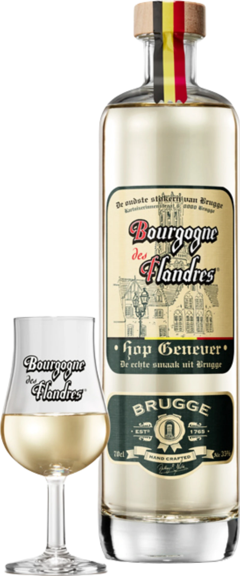 Botella de Bourgogne des Flandres Hop Genever con una cinta con la bandera belga junto a un vaso de la marca lleno de la bebida sobre un fondo negro.