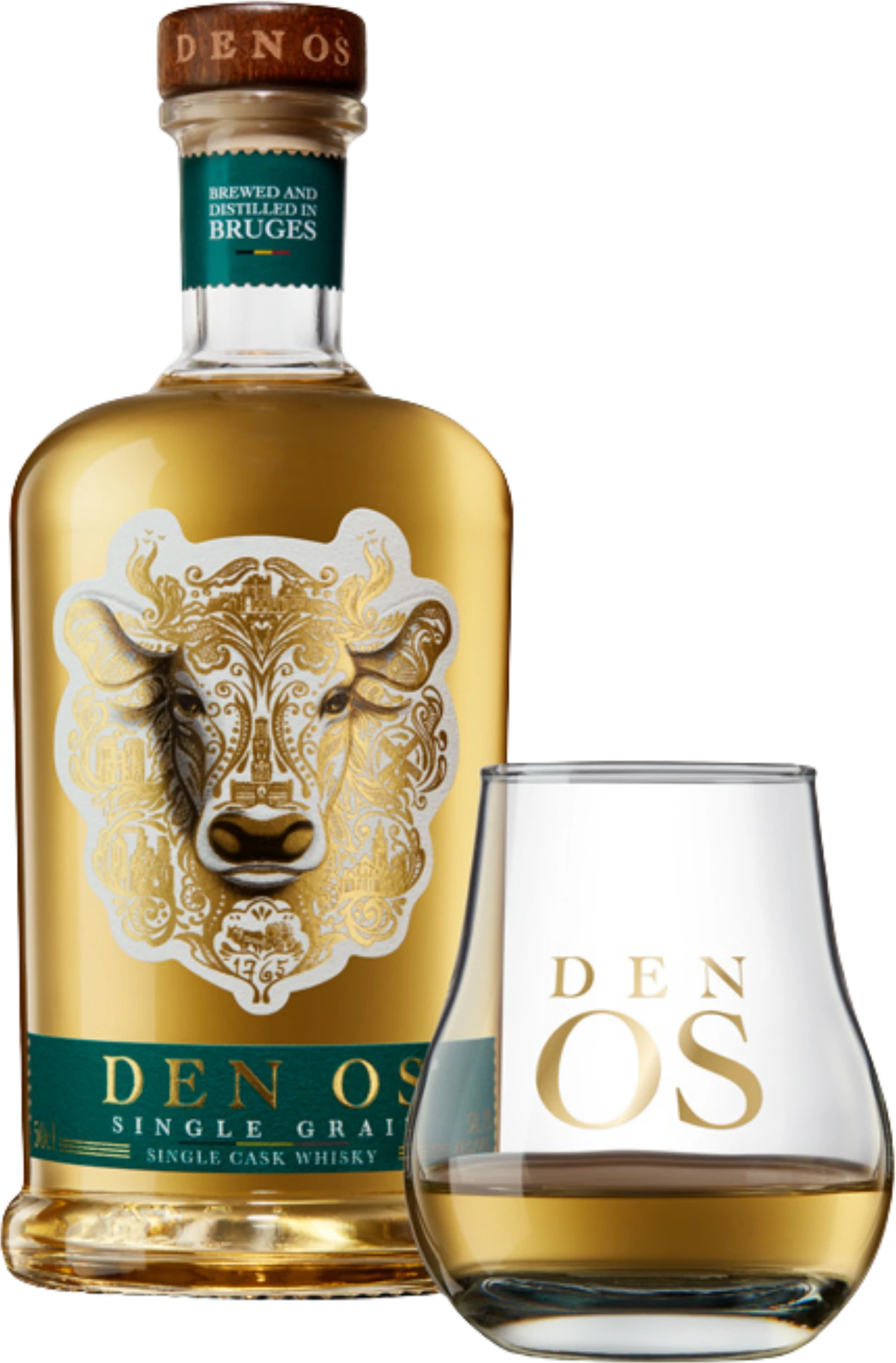 Botella de whisky Den Os Single Grain Single Cask, elaborado y destilado en Brujas, junto a un vaso de degustación de la marca.