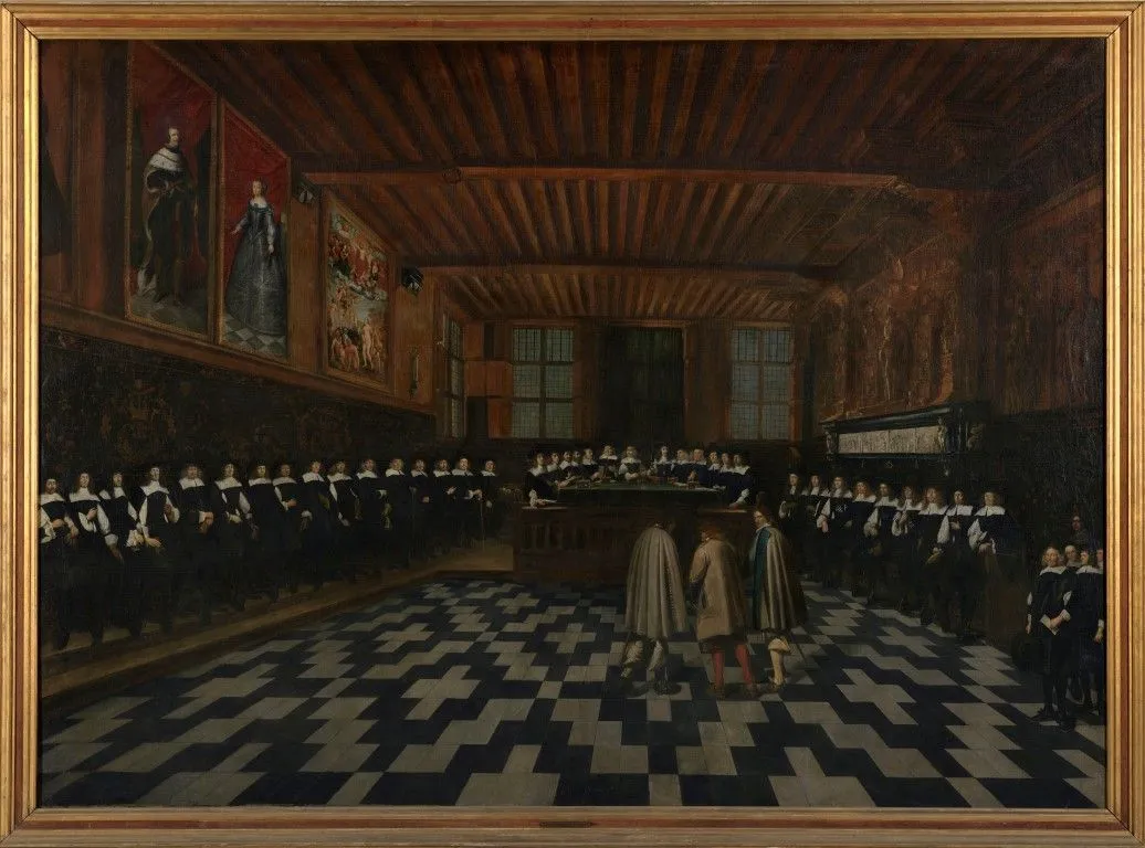 Pintura al óleo enmarcada que representa la sala de los regidores del Brugse Vrije, con filas de funcionarios vestidos con túnicas sentados a lo largo de las paredes y un suelo de cuadros en blanco y negro