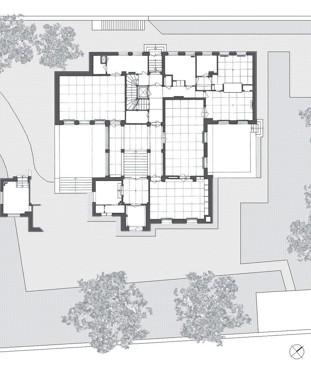 plano arquitectónico en blanco y negro de un edificio con habitaciones, escaleras y árboles