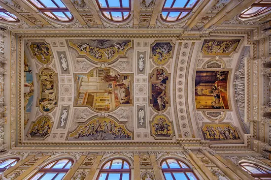 ornate plafond met fresco's en gouden details in het Burgtheater