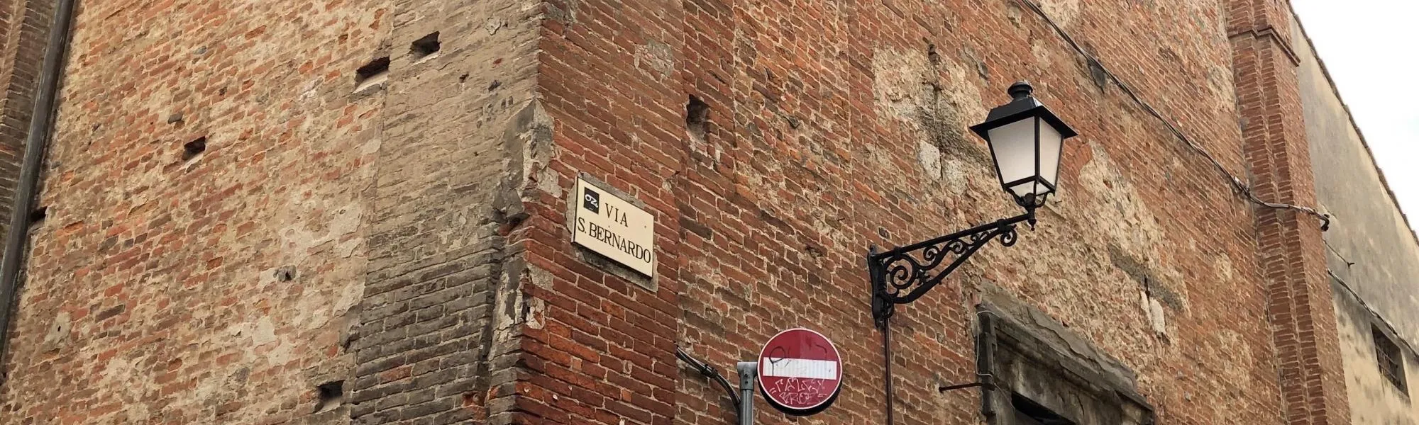 Widok zewnętrzny budynku Cantiere Sanbernardo w Pizie.