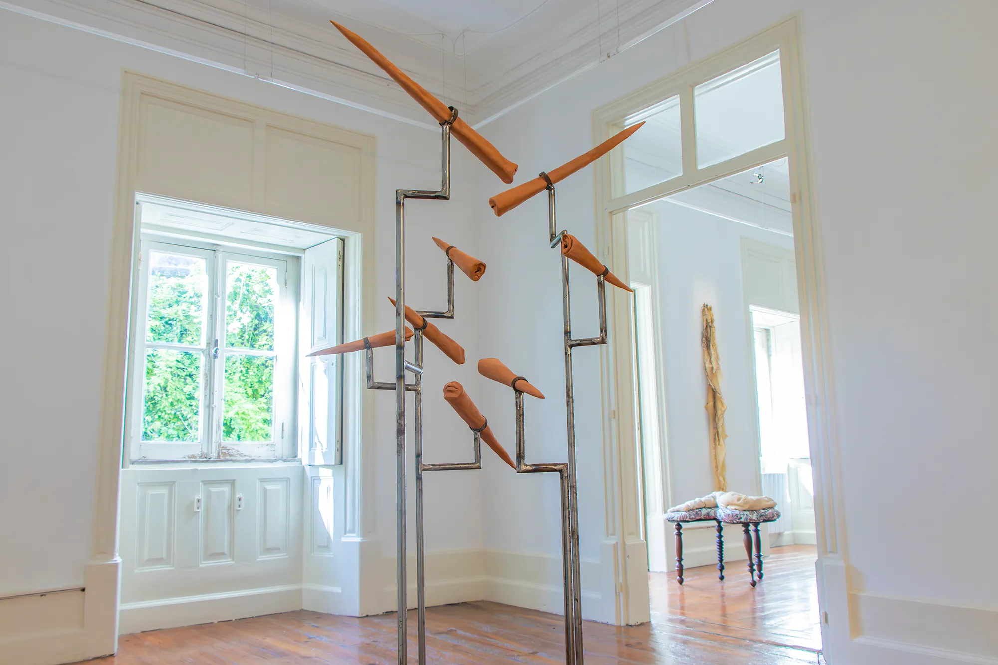 Widok wnętrza Casa das Artes Bissaya Barreto w Coimbrze.