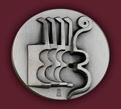 srebrny okrągły medal z abstrakcyjnym motywem prasy drukarskiej i zwoju na czerwonym tle