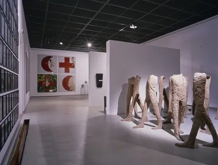 Galería con paredes blancas y una serie de esculturas abstractas en exhibición