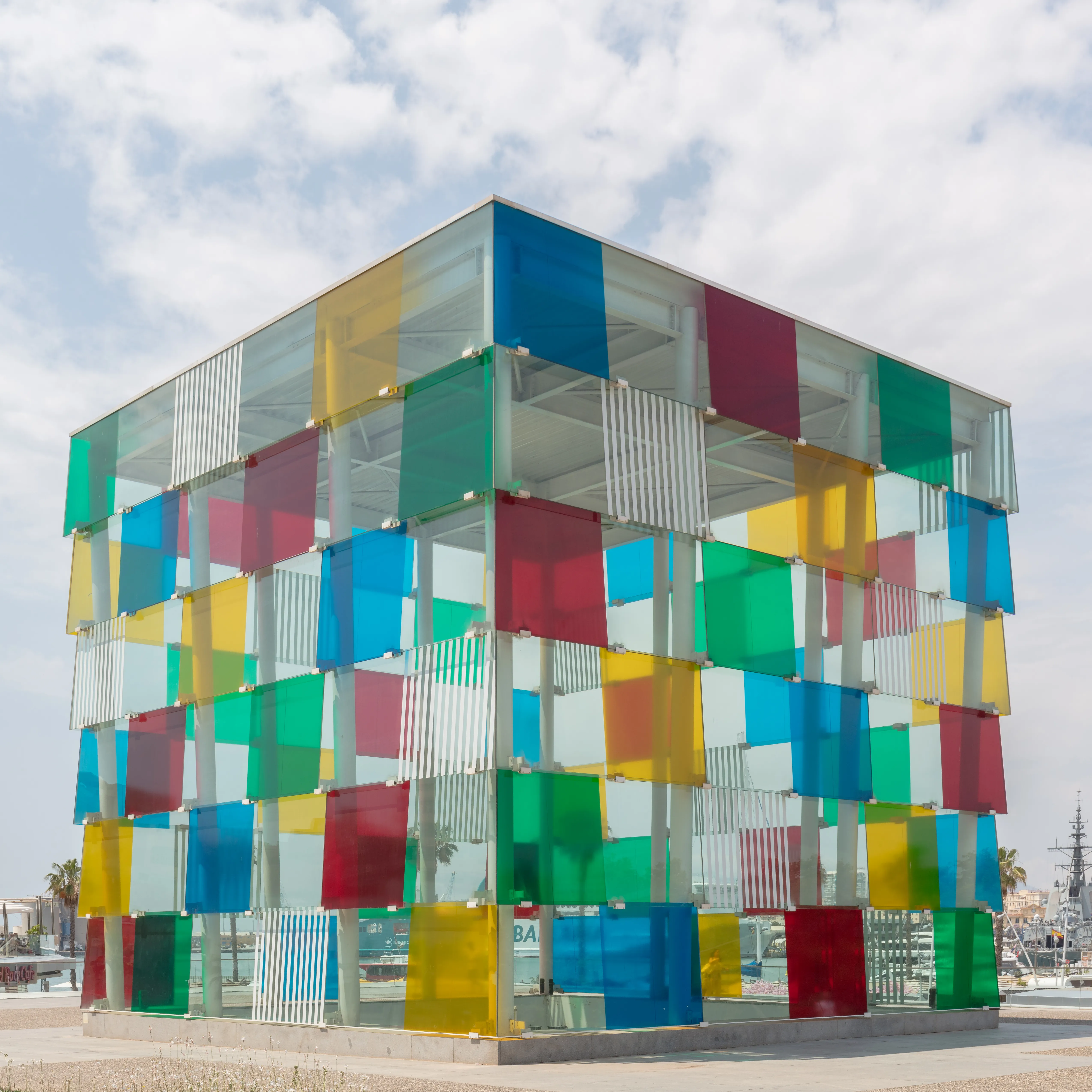 Estructura cúbica de cristal de colores con paneles multicolor en rojo, azul, verde y amarillo en el Centre Pompidou Málaga