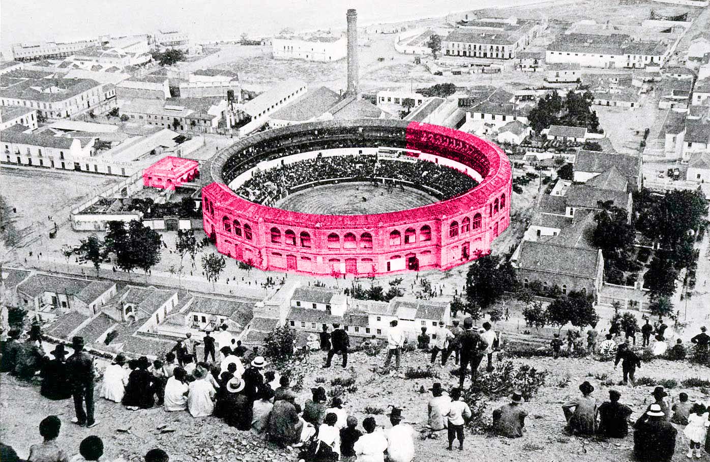 Historyczne czarno-białe zdjęcie lotnicze dużej kolistej areny walk byków, zaznaczonej na różowo, otoczonej panoramą miasta, z tłumami ludzi obserwującymi wszystko ze wzgórza na pierwszym planie.