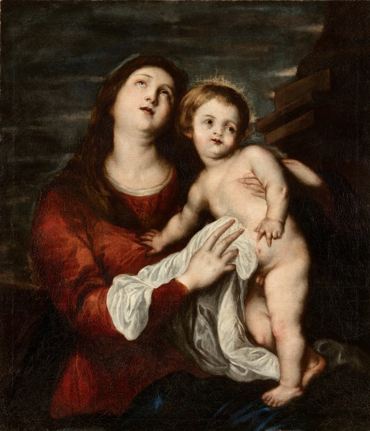 Una pintura de una mujer con una túnica roja que sostiene a un niño, ambos mirando hacia arriba contra un fondo oscuro