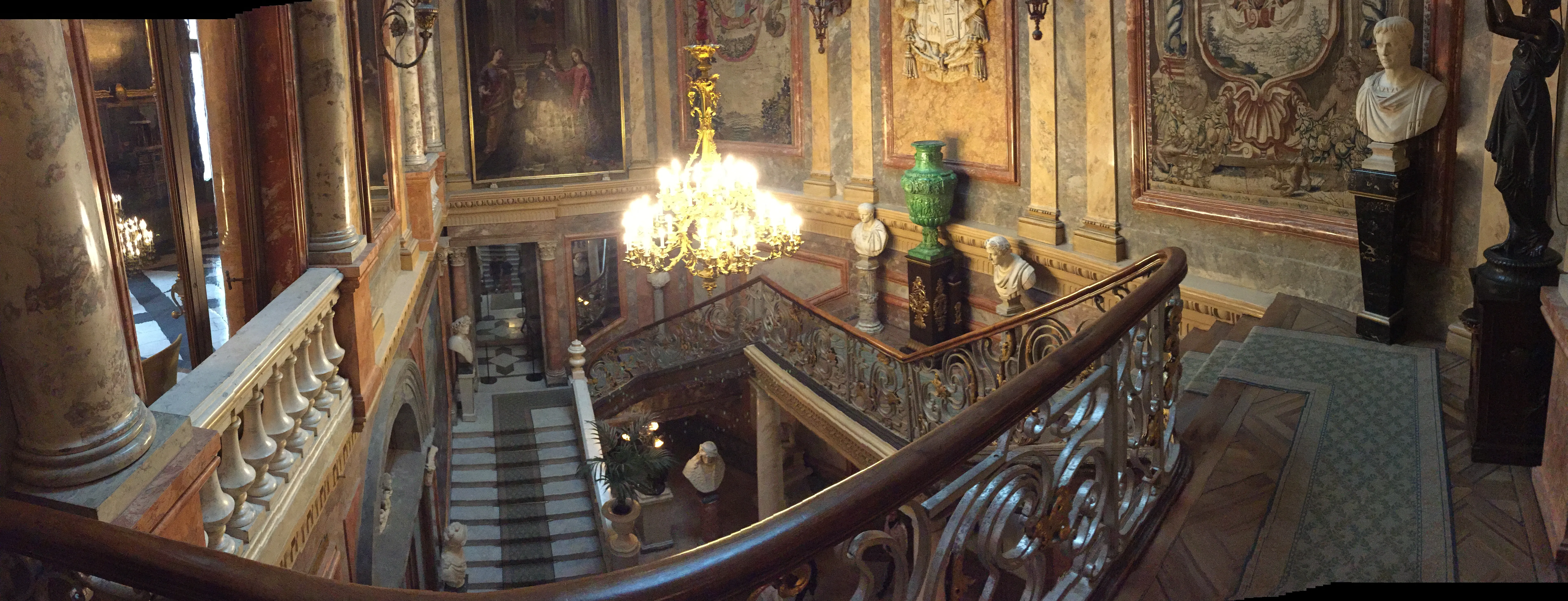 Ozdobne wnętrze muzeum ze wspaniałymi schodami, żyrandolem i zdobionymi ścianami