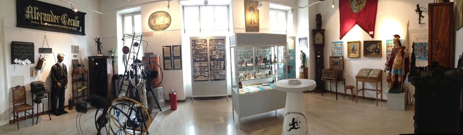 Interior del Museo de los Deshollinadores con exposiciones, herramientas y vitrinas