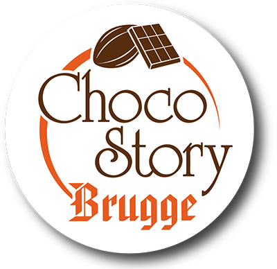 Logotipo circular de Choco-Story Brugge que presenta una mazorca de cacao y una tableta de chocolate sobre un texto en letra cursiva marrón y letras góticas naranjas que dicen 'Brugge'
