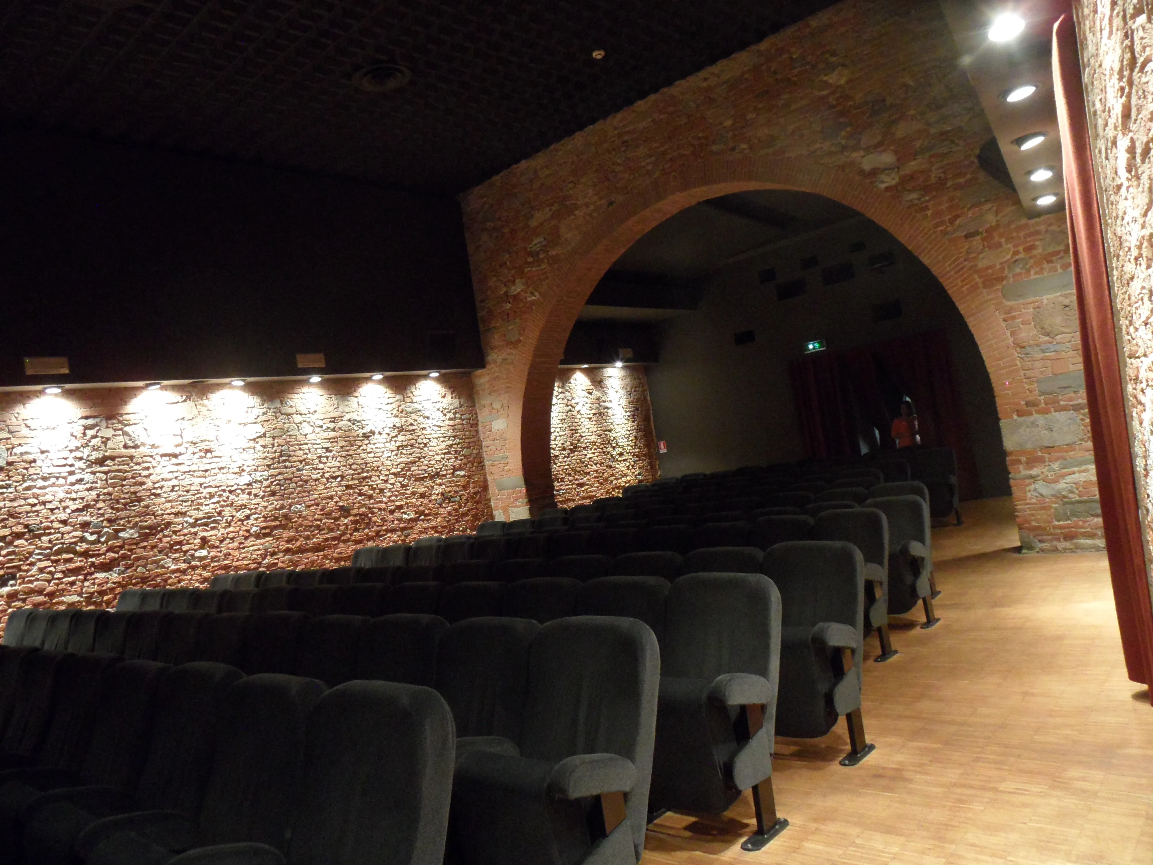 Vista representativa del Cinema Arsenale en Pisa.