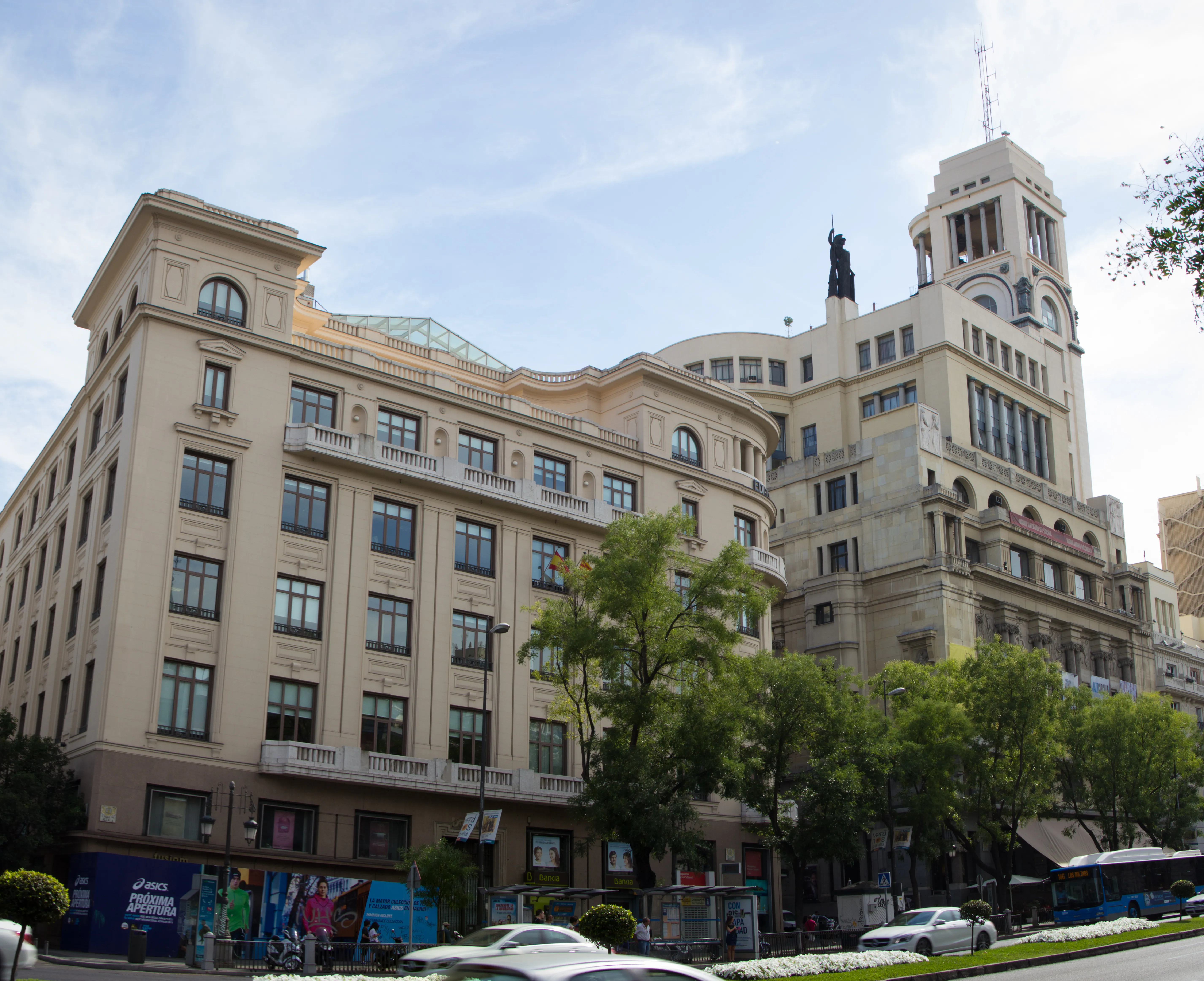 Edificio Beaux-Arts con torre de reloj y detalles arquitectónicos clásicos