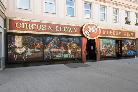 Exterior del Museo del Circo y el Payaso de Viena con coloridos murales y señalización en la fachada del edificio.