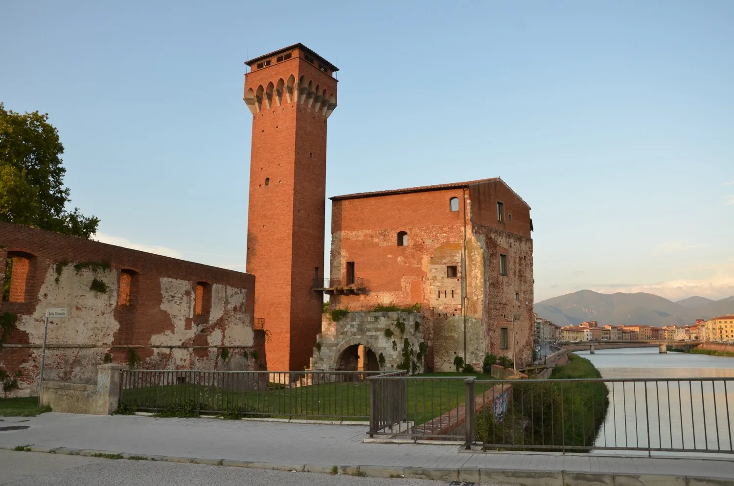 Reprezentatywny widok na Cittadella Nuova i Giardino Scotto w Pizie.