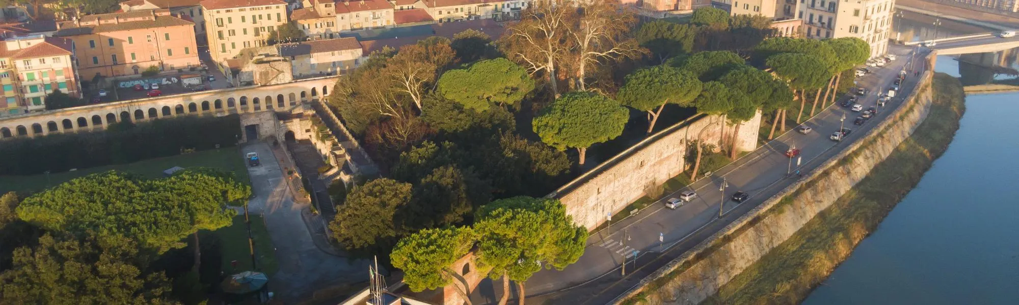 Reprezentatywny widok na Cittadella Nuova i Giardino Scotto w Pizie.